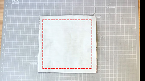 四角い布に赤い線が引かれている