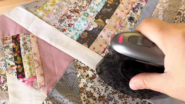 パッチワークの生地にアイロンがけ