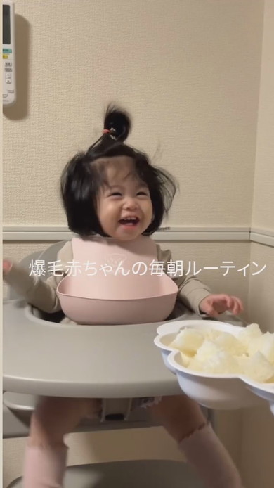 朝食中の赤ちゃん