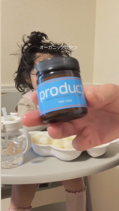 朝食中にヘアセットされる赤ちゃん