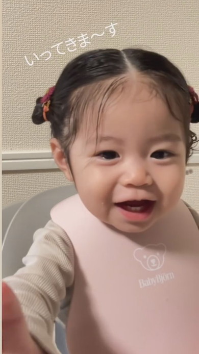 朝食中にヘアセットされる赤ちゃん