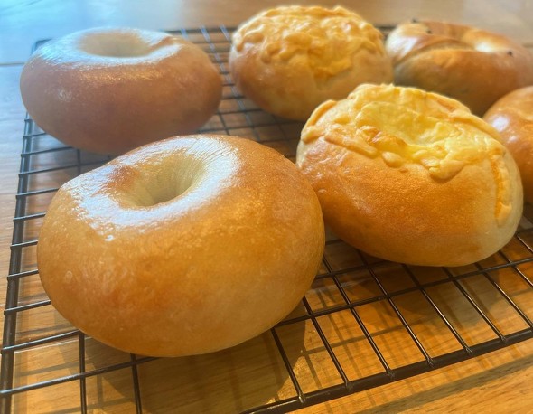 ベーグルなどのパン
