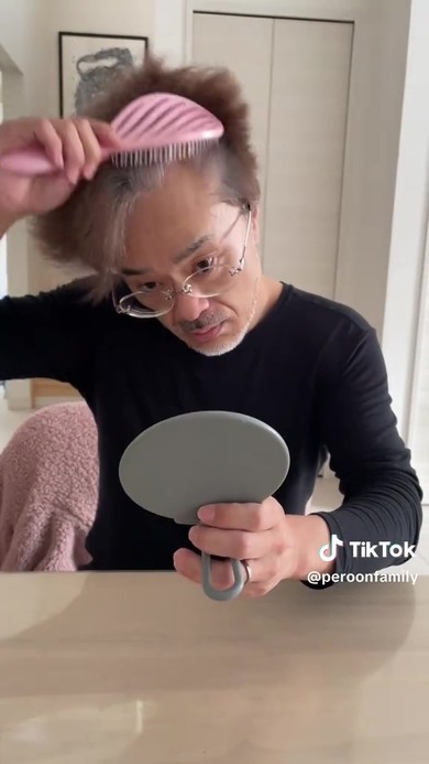 髪をセットする男性