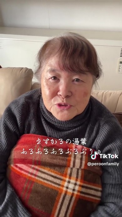 手を叩いて喜ぶ祖母