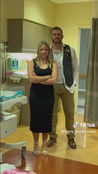 姉の赤ちゃんを遠くから見つめる弟