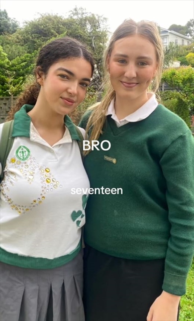 17歳の仲良し少女2人、“都会の空気”に2年間触れ続けた結果……