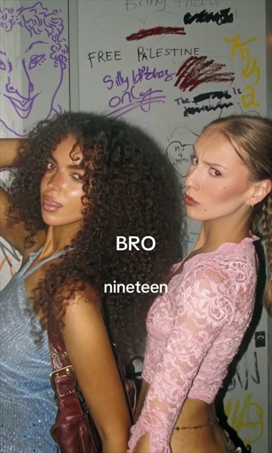 17歳の仲良し少女2人、“都会の空気”に2年間触れ続けた結果……