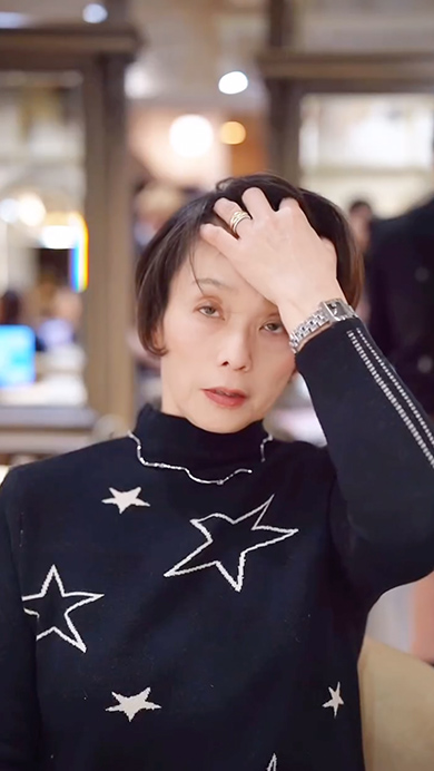 攻めたヘアスタイルにしたマダム