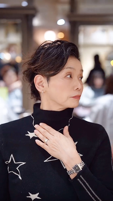 攻めたヘアスタイルにしたマダム