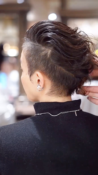 攻めたヘアスタイルにしたマダム