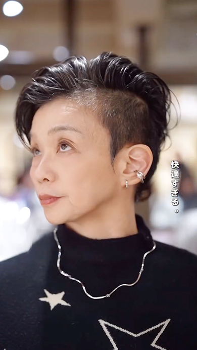 攻めたヘアスタイルにしたマダム