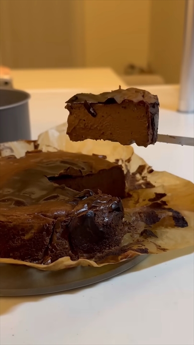 バレンタインデーに妻にケーキを作る夫