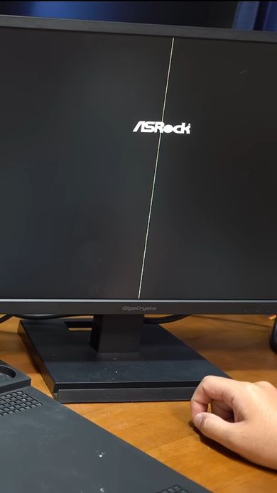 画面中央に線が表示されてしまうジャンク品のモニター