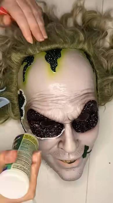 ビートルジュースのマスクをデコる