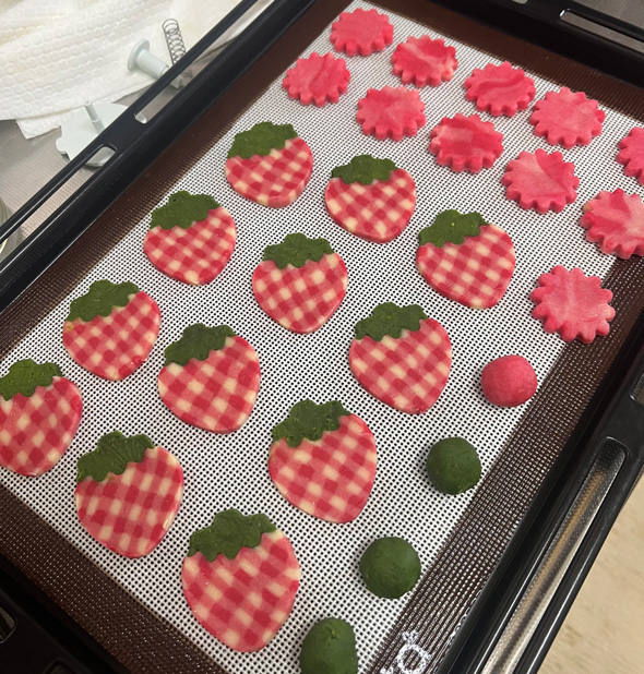 いちご チェック クッキー 手作り お菓子 焼き色