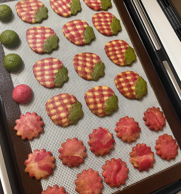 いちご チェック クッキー 手作り お菓子 焼き色