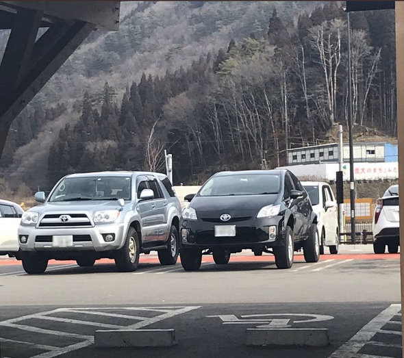 プリウス リフトアップ 魔改造