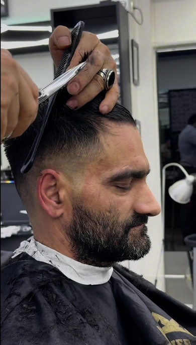 バリカンで髪の毛を整える様子