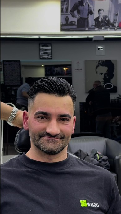 変身後の笑顔の男性