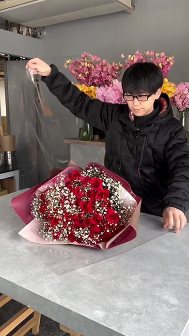 赤いバラ40本とかすみ草の花束