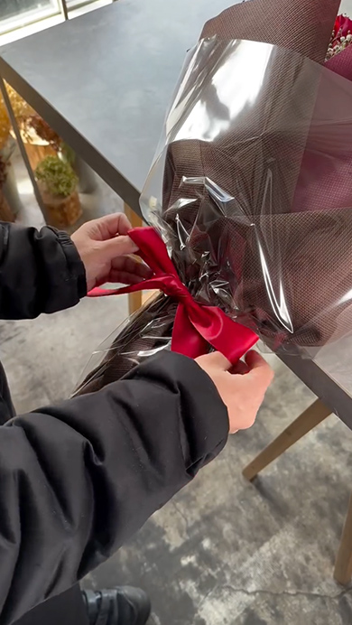 赤いバラ40本とかすみ草の花束