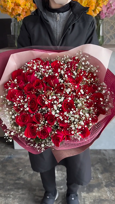 赤いバラ40本とかすみ草の花束