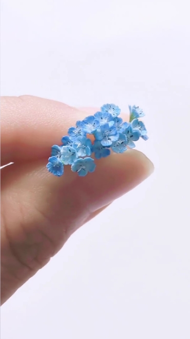 刺しゅう糸だけで作ったネモフィラ