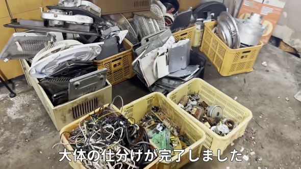 分解された家電のパーツの山