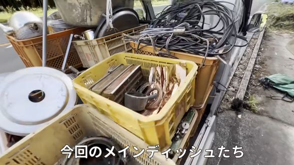 家電から出てきたスクラップを積んだ軽トラック
