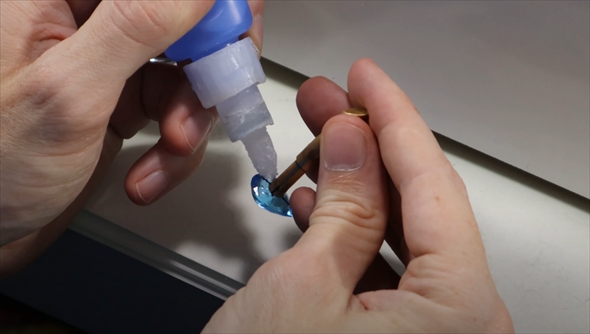 石から宝石を磨きだす（ブルートパーズ）