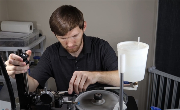 石から宝石を磨きだす（ブルートパーズ）