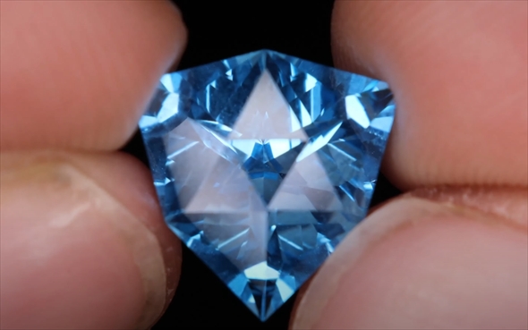 石から宝石を磨きだす（ブルートパーズ）