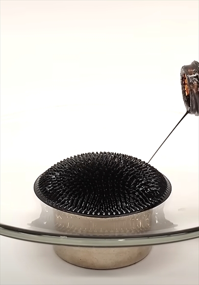 磁性流体を磁石に近づけると