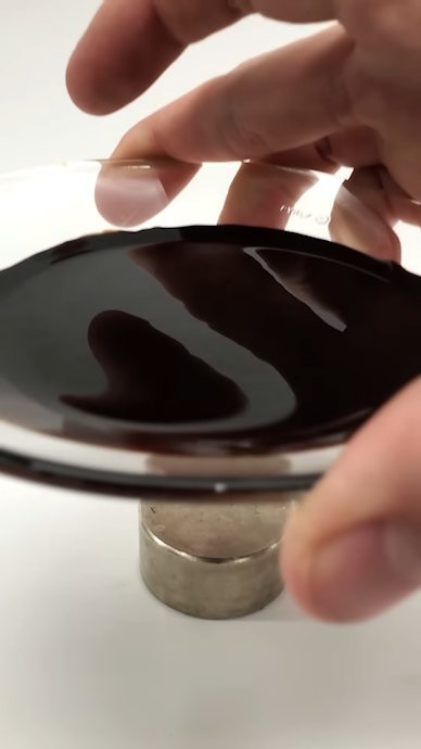 磁性流体を磁石に近づけると