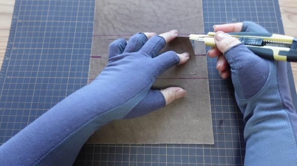 カッターでくり抜く