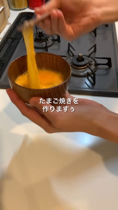 卵焼きを作る女性