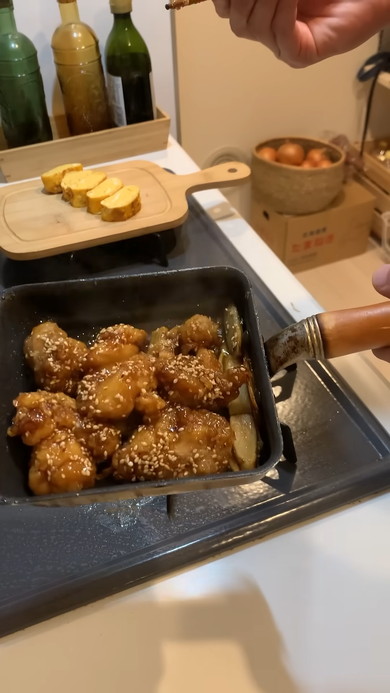 鶏ごぼうを作る女性