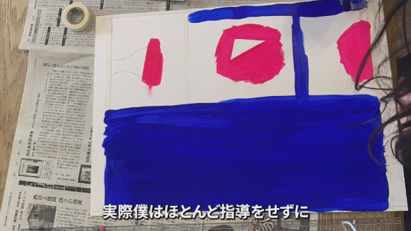 青色の絵の具を塗るRさん