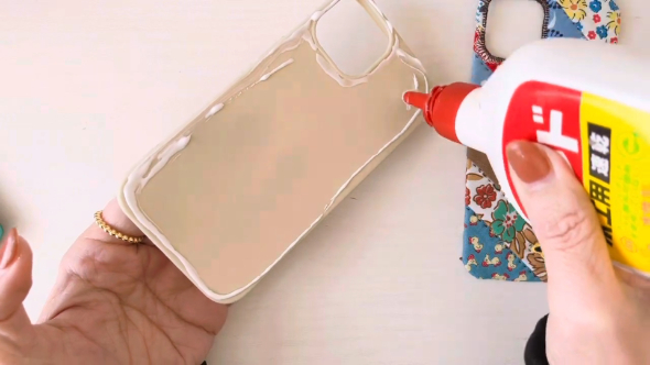 ボンドで貼り付け