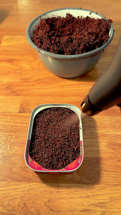 霧吹きで水をかけている様子