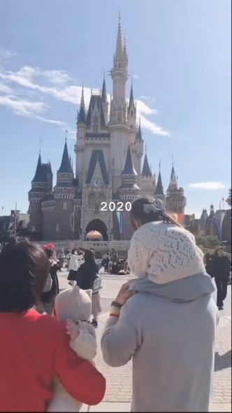 ディズニーランドがオープンした1983年当時、カップルだった2人