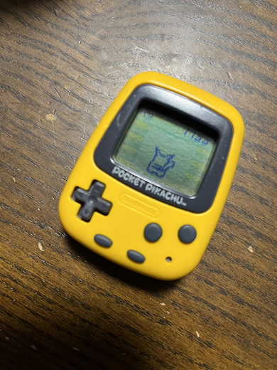 背中を見せるピカチュウ