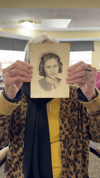 “古い白黒写真”に映る女性の現在