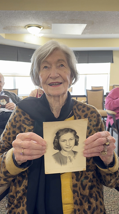 “古い白黒写真”に映る女性の現在