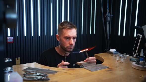 指輪の土台を作成する様子