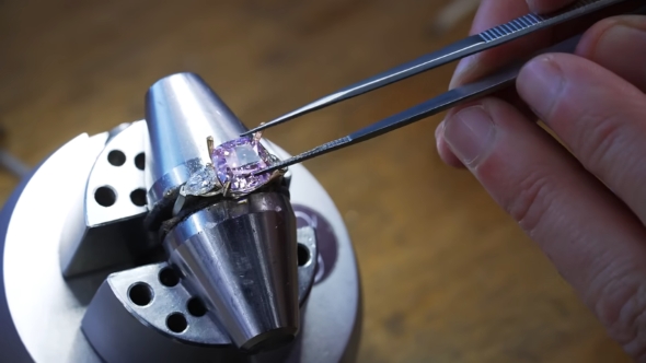 ダイヤをはめ込む様子