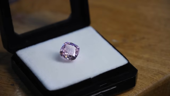 見事なダイヤモンドを使用