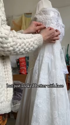 ドレスを調整する様子