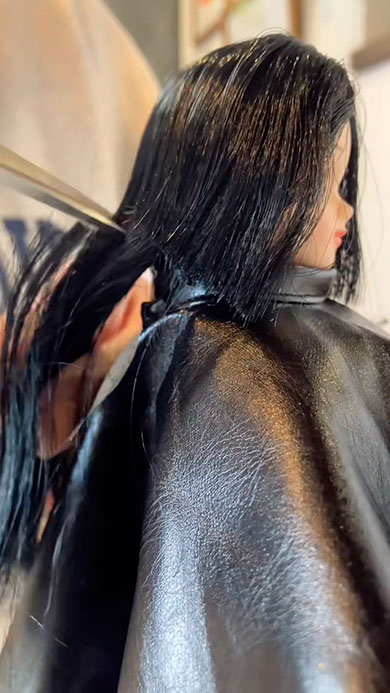 リカちゃんの髪をカット