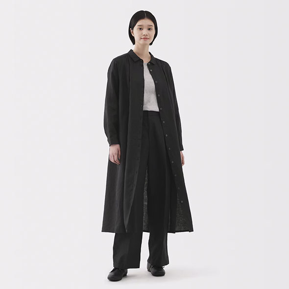 無印良品・洗いざらし長袖ワンピース・黒を前開けで着用